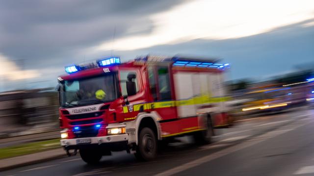 Brände: Einsatzkräfte bekämpfen Stunden lang Brand in Holz-Betrieb
