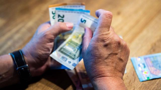 Ermittlungen: 69-Jähriger überweist 20.000 Euro an Online-Betrüger