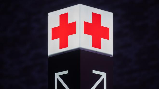 Finanzhaushalt: Ein Pfeil weist den Weg zur Notaufnahme eines Krankenhauses.