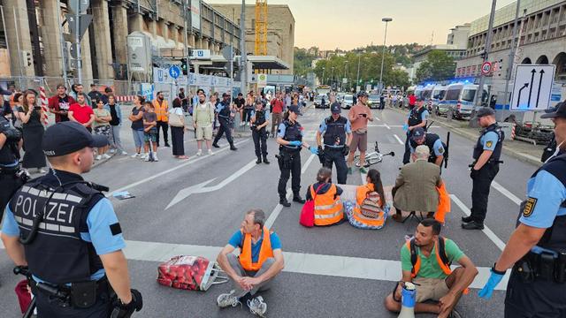 Demonstrationen: Aktivisten blockieren Straße: Behindern zwei Rettungswagen