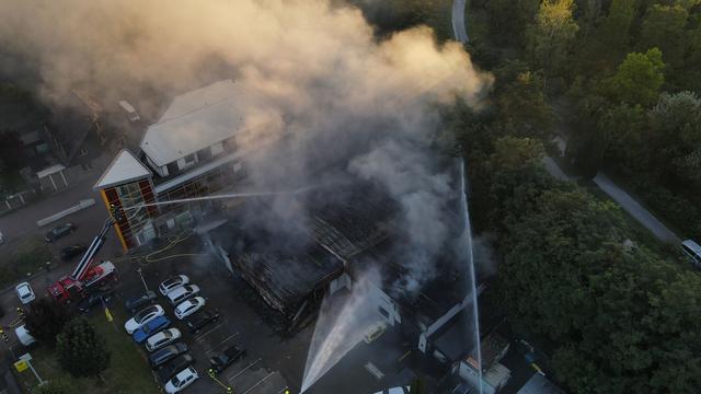 Löscheinsatz: Feuer in Autowerkstatt in Oberhausen: Rauch bis Mülheim