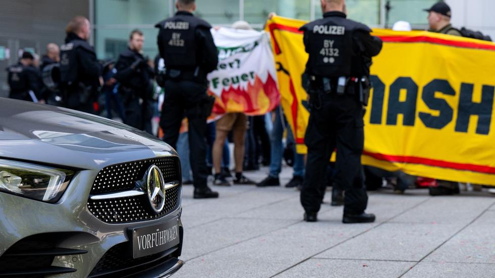 München: IAA-Proteste: Symbolische Hausbesetzung Und Straßenblockade ...