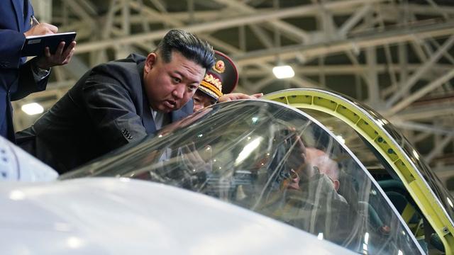 Militärflugzeuge: Kim Jong Un besichtigt neuesten russischen Kampfjet