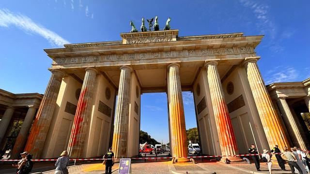 Demonstration: Klimaaktivisten besprühen Brandenburger Tor