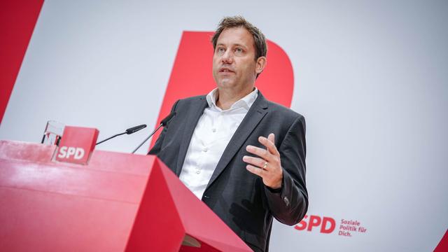 SPD-Chef: Lars Klingbeil verteidigt Ehrung für Altkanzler Schröder
