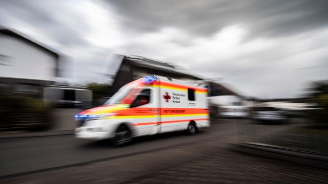 Dortmund: Krankentransporter prallt in Bushaltestelle: Drei Verletzte