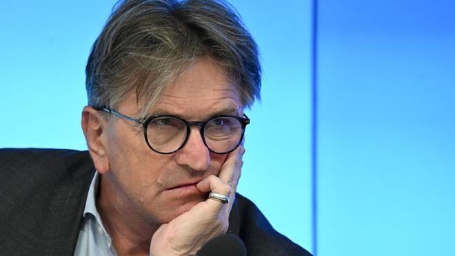 Gesundheit: Manfred Lucha (l, Bündnis 90/Die Grünen), Minister für Soziales und Integration.