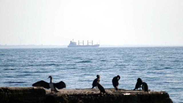 Krieg gegen die Ukraine: Explosion an Schiff im Schwarzen Meer 