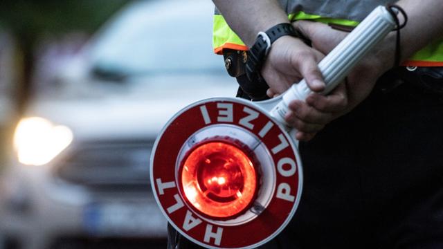 Verkehrskontrolle: Polizei findet illegale Elektroschocker und Feuerwerk
