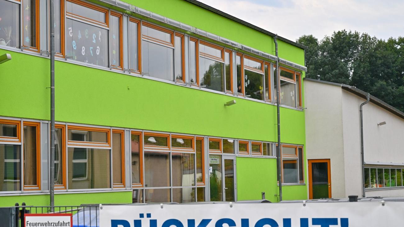 Spreewald: Regenbogenfahne an Schule durch Deutschlandfahne ersetzt