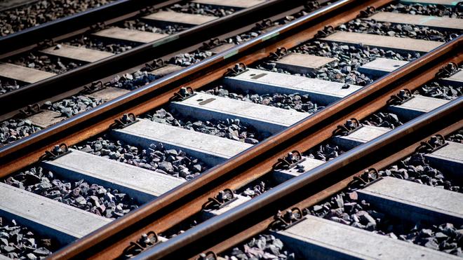 Bahnverkehr: Gleise sind an einem Bahnhof im Schotterbett verlegt.