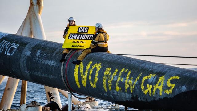 LNG-Terminal: Polizei geht gegen Greenpeace-Aktivisten vor