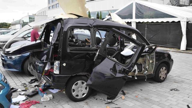 Unfall: Auto explodiert auf Parkplatz - Insasse leicht verletzt