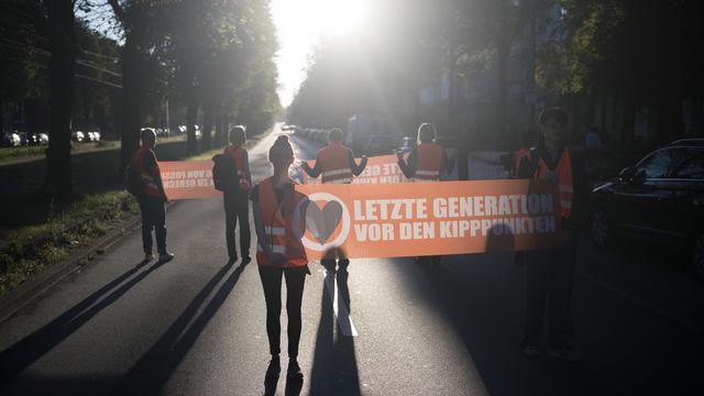 Letzte Generation: Straßenblockaden in Berlin - Polizei greift schnell ein
