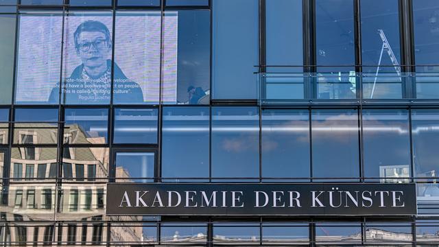 Akademie der Künste: Fassade mit Statements für Klimaschutz bespielt
