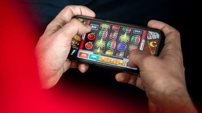 Prävention: Auf einem Smartphone wird ein Online-Spiel gespielt.
