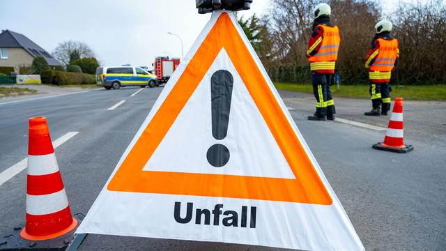 Unfall: Drei Menschen sterben bei Autounfall auf Landstraße