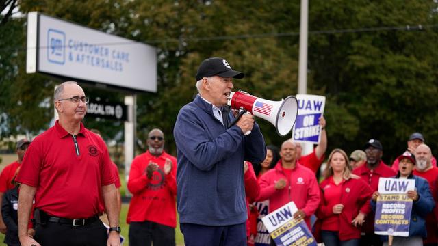 Arbeitskampf: US-Präsident Biden besucht streikende Auto-Gewerkschafter