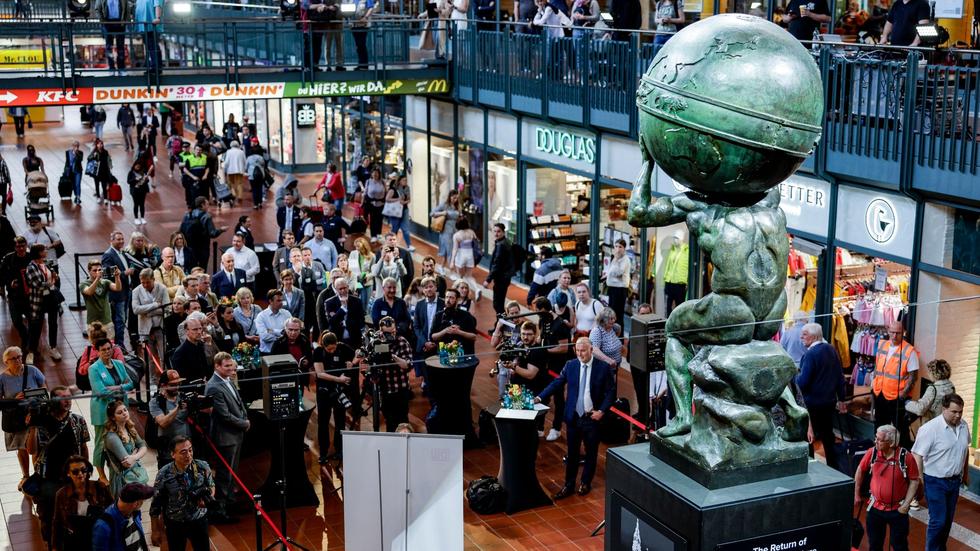 hamburg-atlas-skulptur-kehrt-zur-ck-aufs-dach-des-hauptbahnhofs-zeit