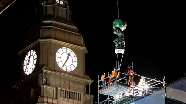Kunst: Atlas-Skulptur des Hauptbahnhofs Hamburg zurückgekehrt