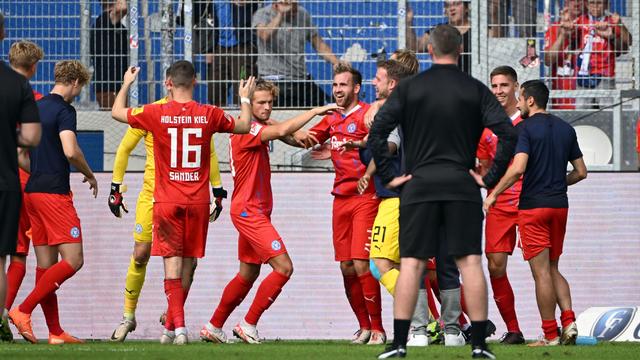 2. Bundesliga: 2:0 in Karlsruhe: Holstein Kiel feiert Befreiungsschlag