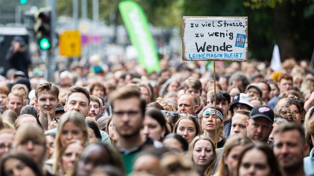 Umweltschutz: Demo gegen Schnellstraße: Aktivisten besetzen Baustelle