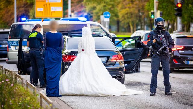 Hannover: Schwerbewaffnete Polizisten durchsuchen Hochzeitskorso