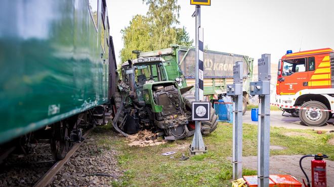 Unfälle: Frau Nach Kollision Von Traktor Und Bahn In Lebensgefahr ...