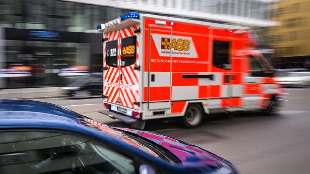 Unfall: Taxi fährt Fußgänger in München an: Schwer verletzt