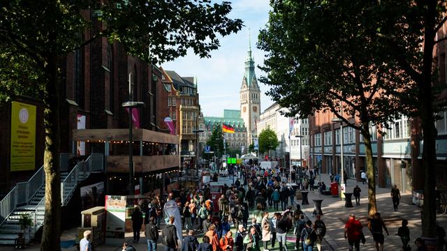 Feiertag: Rund 700.000 Menschen feiern in Hamburg die Deutsche Einheit