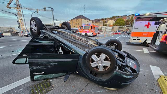 Unfall: Auto überschlägt sich in Stuttgarter Zentrum 
