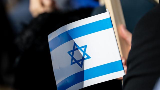 Konflikte: Hunderte Menschen zeigen in Hamburg Solidarität mit Israel