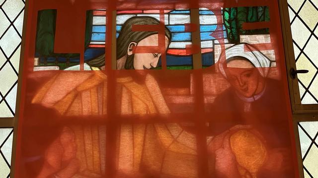 Geschichte: Wiener Kirche verdeckt Glasfenster wegen Bezügen zur NS-Zeit