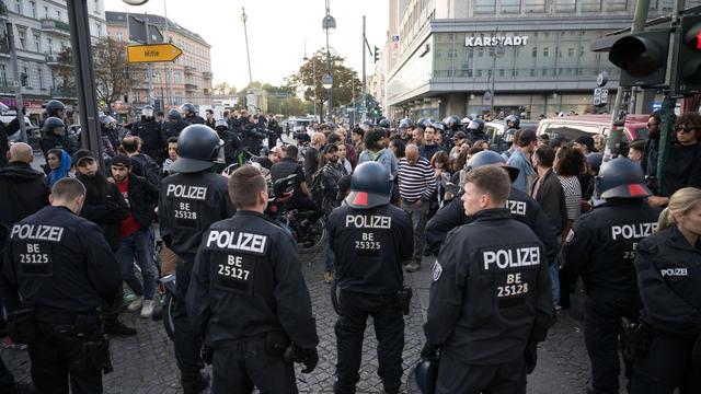 Polizeieinsatz: Trotz Demo-Verbot Menschenansammlungen in Neukölln