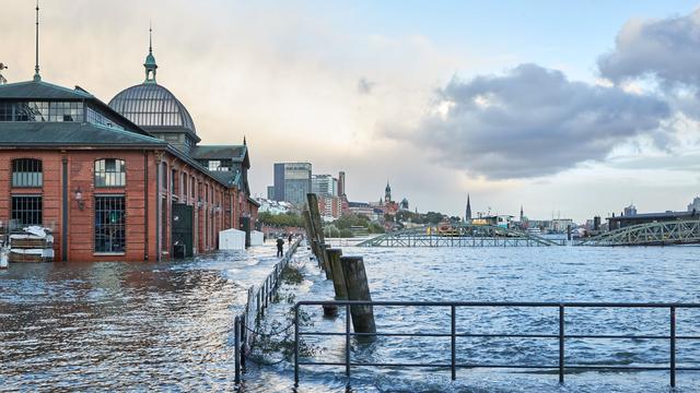 Unwetter: Erste Sturmflut der Saison überspült Hamburger Fischmarkt 