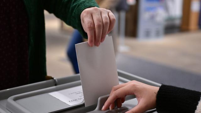 Wahlen: Andrang polnischer Wähler vor Wahllokalen in Deutschland