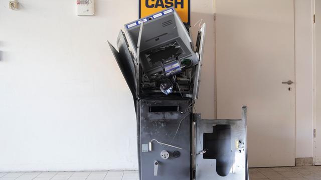 Kelheim: Einbrecher sprengen Geldautomaten in Geschäft