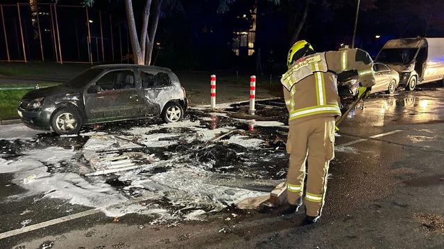 Feuerwehreinsatz: Autos und Lastwagen brennen in Neukölln