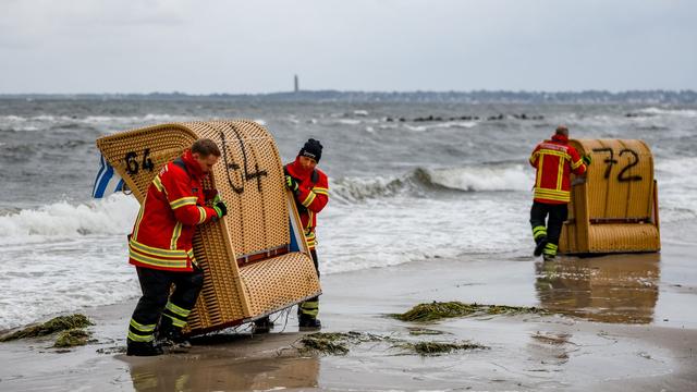 Wetter: Sturmflut gefährdet Strandkörbe in Kiel: Feuerwehreinsatz