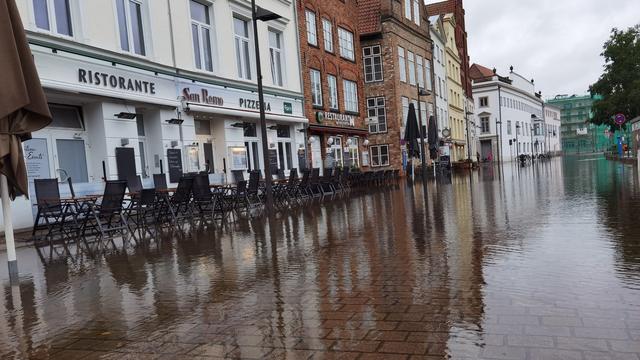 Hochwasser: Straßensperrungen und Notanlaufpunkt in Lübeck eingerichtet