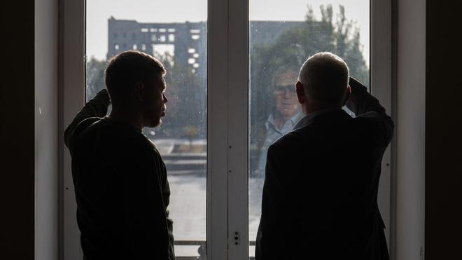 Bundesregierung: Dmytro Falko (l), Vorsitzender des Stadtrats von Mykolajiw, und Entwicklungsstaatssekretär Jochen Flasbarth (SPD) stehen zusammen im Rathaus.