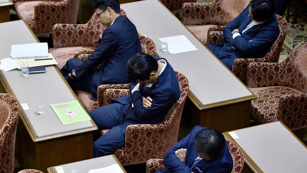 健康: 日本は慢性的な睡眠不足に悩まされています