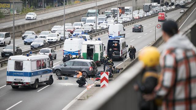 Klima: Letzte Generation blockiert Autobahn A100 in Charlottenburg