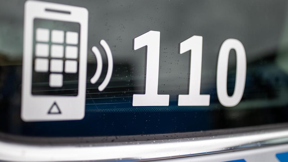 Zeugensuche: Der Nummer des Polizeinotrufs 110 steht auf der Scheibe eines Polizeifahrzeugs.