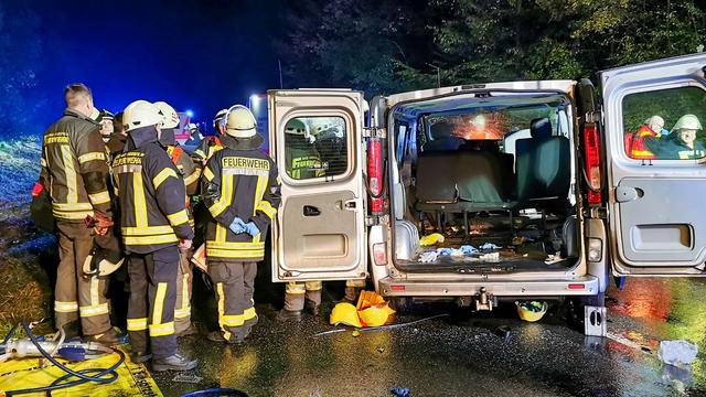 Unfälle: Zusammenstoß von Kleinbus und Auto: Vier Verletzte