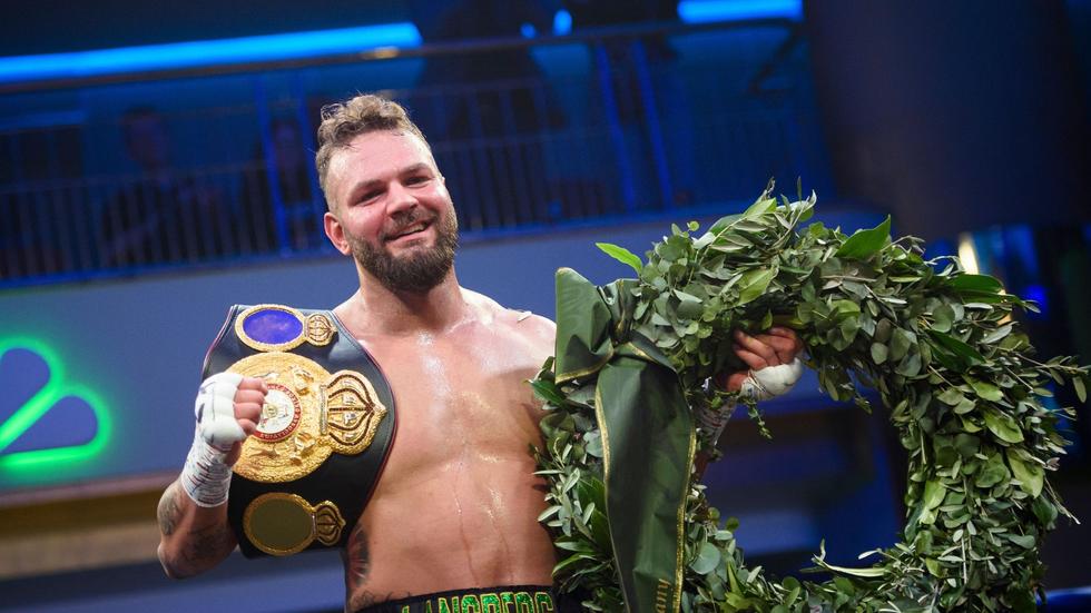 Schwergewicht: Felix Langberg aus Rostock hält nach seinem Boxkampf den Siegergürtel und einen Siegerkranz.