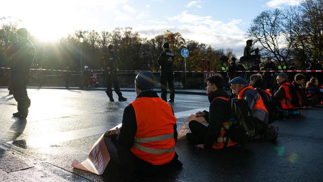 Aktivismus: Klimaaktivisten blockieren Straßen in Berlin