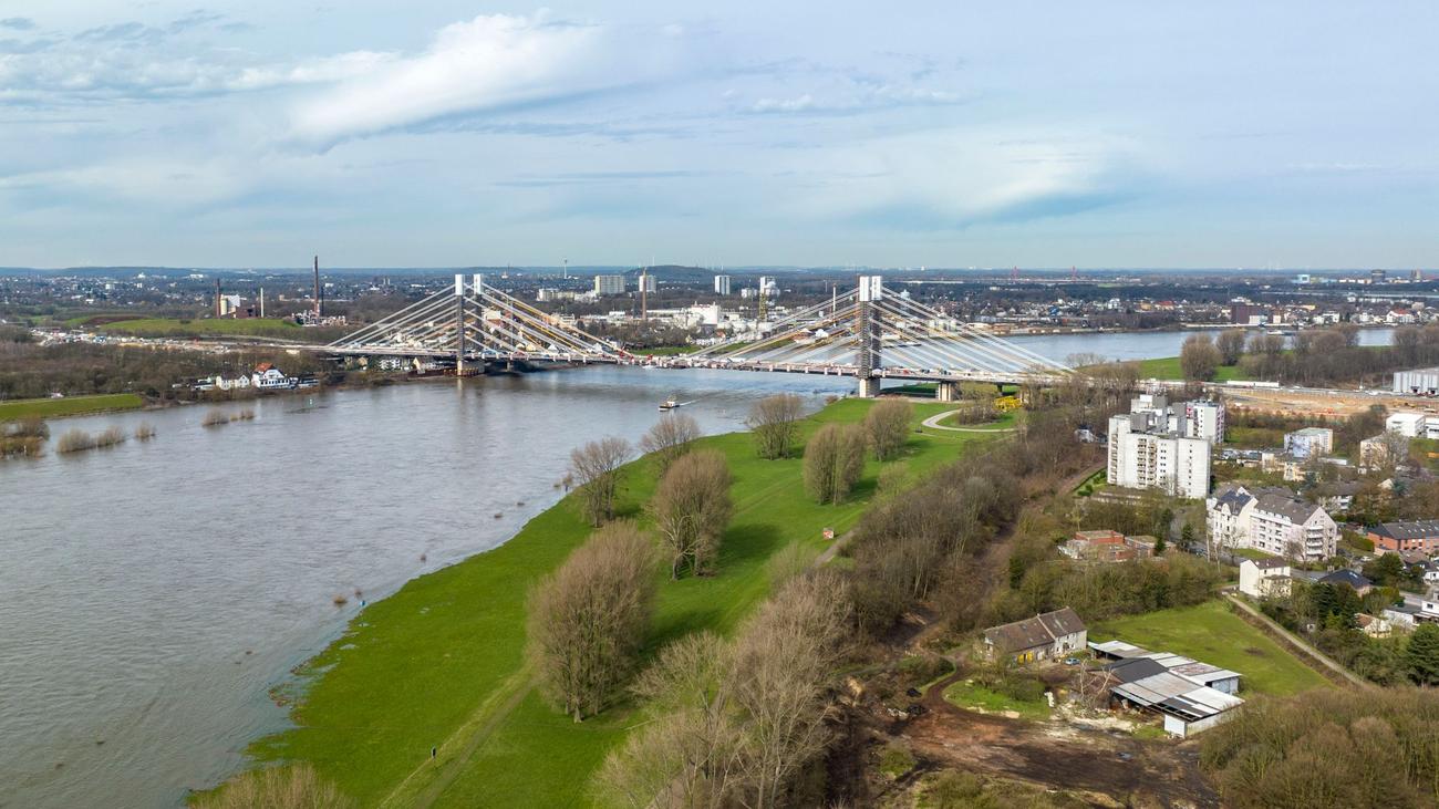 Verkehr Nach zehntägiger A40Sperrung Verkehr über neue Brücke ZEIT