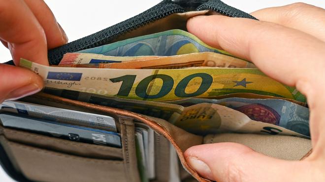 Preise: Viele Eurobanknoten stecken in einer Geldbörse.