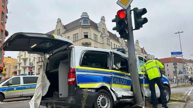 Verkehr: Unfall mit Polizeiwagen in Reinickendorf: Sechs Verletzte